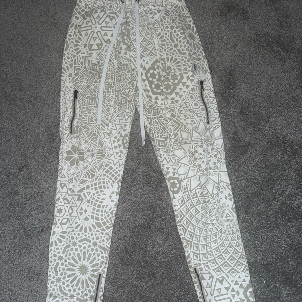 Threyda Limited Edition pants.
Can’t get these anywhere else.